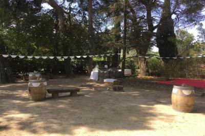 Plan de table sur un chevalet près de l'entrée d'une salle éclairée par des guirlandes lumineuses, ambiance festive.