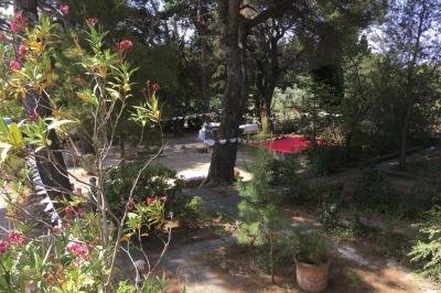 Plan de table sur un chevalet près de l'entrée d'une salle éclairée par des guirlandes lumineuses, ambiance festive.