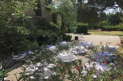 Plan de table sur un chevalet près de l'entrée d'une salle éclairée par des guirlandes lumineuses, ambiance festive.