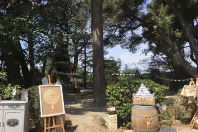 Plan de table sur un chevalet près de l'entrée d'une salle éclairée par des guirlandes lumineuses, ambiance festive.