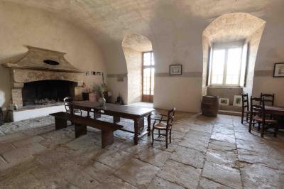 Plan de table sur un chevalet près de l'entrée d'une salle éclairée par des guirlandes lumineuses, ambiance festive.