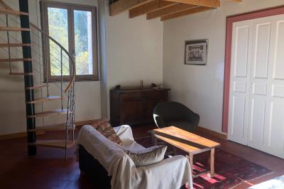 Plan de table sur un chevalet près de l'entrée d'une salle éclairée par des guirlandes lumineuses, ambiance festive.