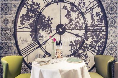 Salle de sport lumineuse avec tapis de course, vélos d'appartement et équipements de musculation.