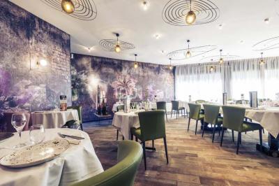 Salle de sport lumineuse avec tapis de course, vélos d'appartement et équipements de musculation.