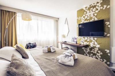 Salle de sport lumineuse avec tapis de course, vélos d'appartement et équipements de musculation.