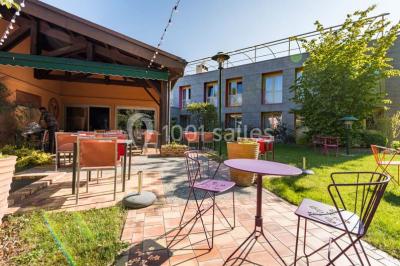 Salle de sport lumineuse avec tapis de course, vélos d'appartement et équipements de musculation.