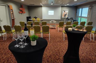 Salle de sport lumineuse avec tapis de course, vélos d'appartement et équipements de musculation.