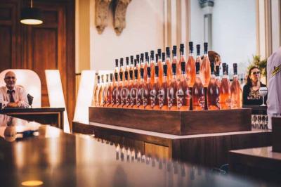 Ruines d'une abbaye gothique avec des arches et des fenêtres sans vitraux, entourées de végétation.