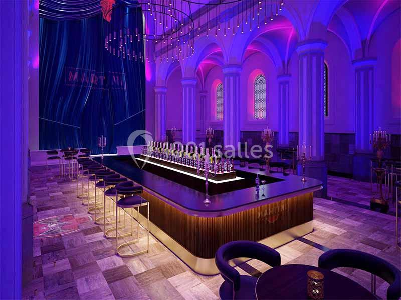 Bar moderne éclairé de lumières violettes dans un espace aux arches hautes et décorations élégantes.