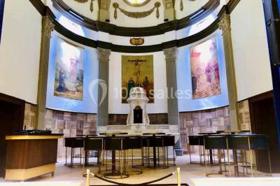 Ruines d'une abbaye gothique avec des arches et des fenêtres sans vitraux, entourées de végétation.