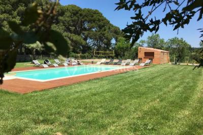 Salle de séjour lumineuse avec canapé, baby-foot, table basse en bois, télévision et décoration moderne.