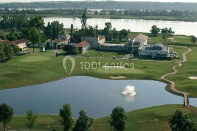 Chambre lumineuse avec lit double, deux tables de chevet, lampes murales, fauteuil et rideaux à motifs floraux.