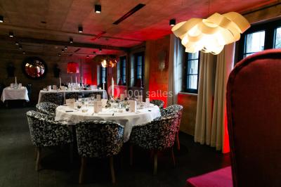 Chalet en bois éclairé de nuit avec balcons, toit enneigé et enseigne ’La Tapiaz’.
