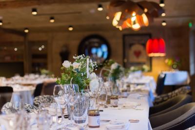 Chalet en bois éclairé de nuit avec balcons, toit enneigé et enseigne ’La Tapiaz’.