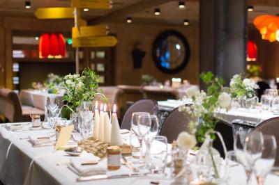 Chalet en bois éclairé de nuit avec balcons, toit enneigé et enseigne ’La Tapiaz’.