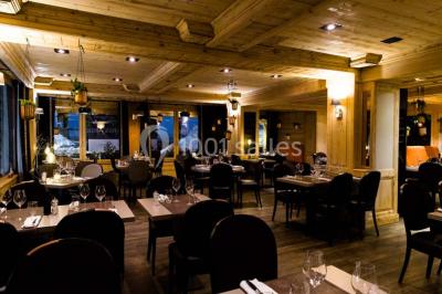 Une réunion d'équipe se déroule dans une salle moderne avec écran de présentation et éclairage design.