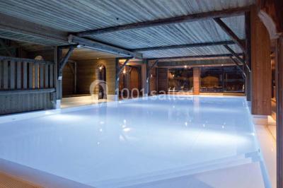 Une réunion d'équipe se déroule dans une salle moderne avec écran de présentation et éclairage design.