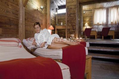 Une réunion d'équipe se déroule dans une salle moderne avec écran de présentation et éclairage design.