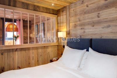 Une réunion d'équipe se déroule dans une salle moderne avec écran de présentation et éclairage design.