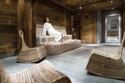 Une réunion d'équipe se déroule dans une salle moderne avec écran de présentation et éclairage design.