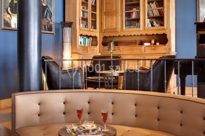 Une réunion d'équipe se déroule dans une salle moderne avec écran de présentation et éclairage design.