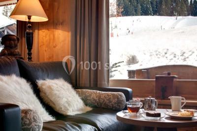 Une réunion d'équipe se déroule dans une salle moderne avec écran de présentation et éclairage design.