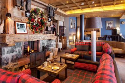 Une réunion d'équipe se déroule dans une salle moderne avec écran de présentation et éclairage design.