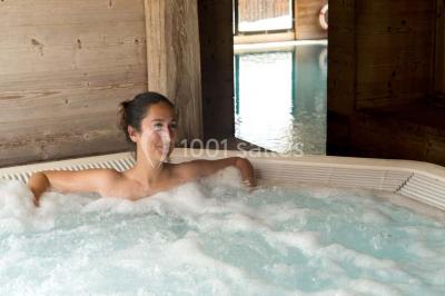 Une réunion d'équipe se déroule dans une salle moderne avec écran de présentation et éclairage design.