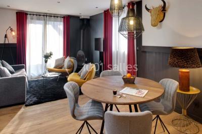 Une réunion d'équipe se déroule dans une salle moderne avec écran de présentation et éclairage design.