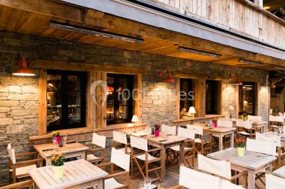 Une réunion d'équipe se déroule dans une salle moderne avec écran de présentation et éclairage design.