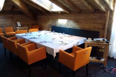 Une réunion d'équipe se déroule dans une salle moderne avec écran de présentation et éclairage design.