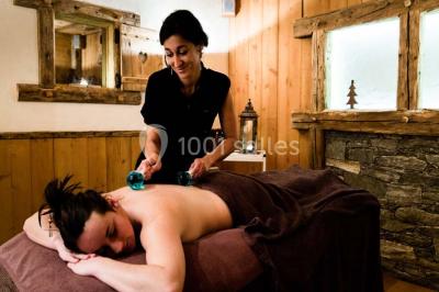 Une réunion d'équipe se déroule dans une salle moderne avec écran de présentation et éclairage design.