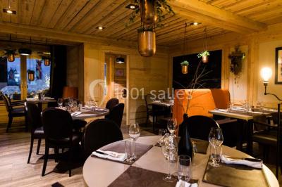 Une réunion d'équipe se déroule dans une salle moderne avec écran de présentation et éclairage design.