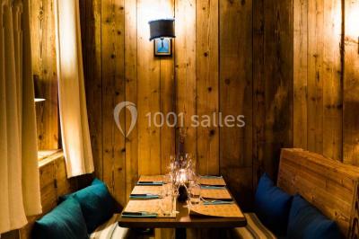 Une réunion d'équipe se déroule dans une salle moderne avec écran de présentation et éclairage design.