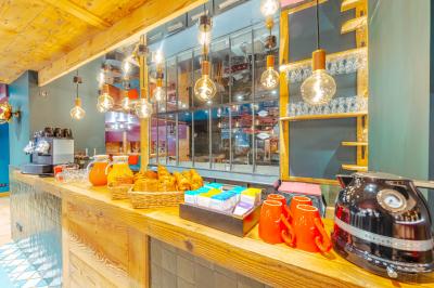 Une réunion d'équipe se déroule dans une salle moderne avec écran de présentation et éclairage design.