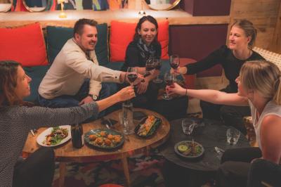 Une réunion d'équipe se déroule dans une salle moderne avec écran de présentation et éclairage design.