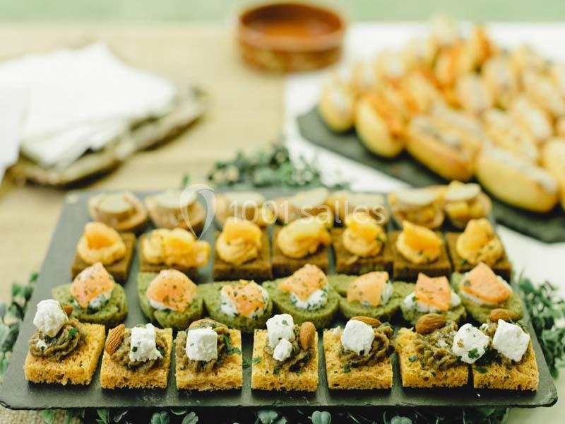 Assortiment de canapés variés disposés sur des plateaux, avec des garnitures colorées et des ingrédients divers.