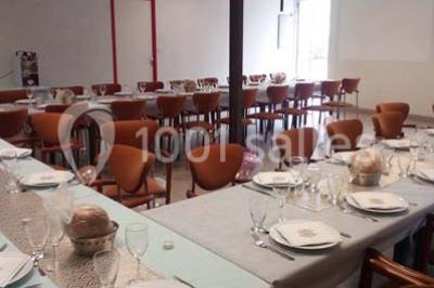 Évier double en inox avec robinet flexible, lave-vaisselle professionnel et sol en carrelage beige dans une cuisine.