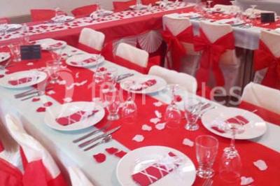 Évier double en inox avec robinet flexible, lave-vaisselle professionnel et sol en carrelage beige dans une cuisine.