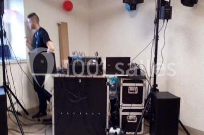 Évier double en inox avec robinet flexible, lave-vaisselle professionnel et sol en carrelage beige dans une cuisine.