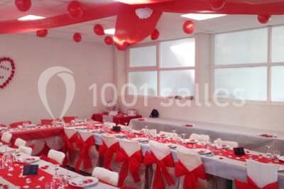 Évier double en inox avec robinet flexible, lave-vaisselle professionnel et sol en carrelage beige dans une cuisine.