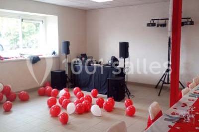 Évier double en inox avec robinet flexible, lave-vaisselle professionnel et sol en carrelage beige dans une cuisine.