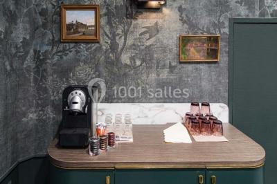 Une femme présente des informations sur un écran à trois personnes assises dans une salle de réunion décorée.