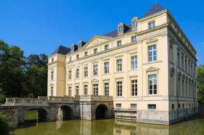 Un couple regarde un feu d'artifice illuminant le ciel nocturne avec des éclats de lumière colorés.