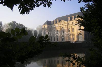Un couple regarde un feu d'artifice illuminant le ciel nocturne avec des éclats de lumière colorés.