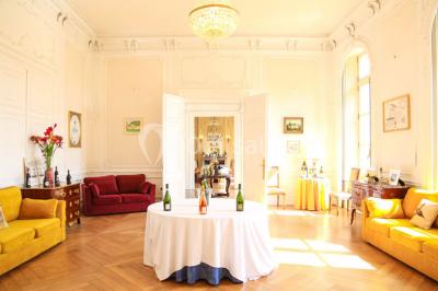Un couple regarde un feu d'artifice illuminant le ciel nocturne avec des éclats de lumière colorés.