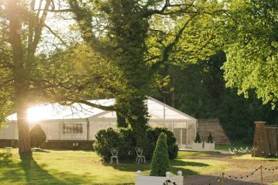 Un couple regarde un feu d'artifice illuminant le ciel nocturne avec des éclats de lumière colorés.