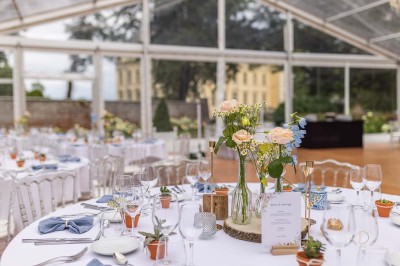 Un couple regarde un feu d'artifice illuminant le ciel nocturne avec des éclats de lumière colorés.