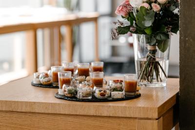 Personnes faisant du vélo d'intérieur en groupe dans une salle de sport lumineuse.