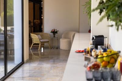 Personnes faisant du vélo d'intérieur en groupe dans une salle de sport lumineuse.